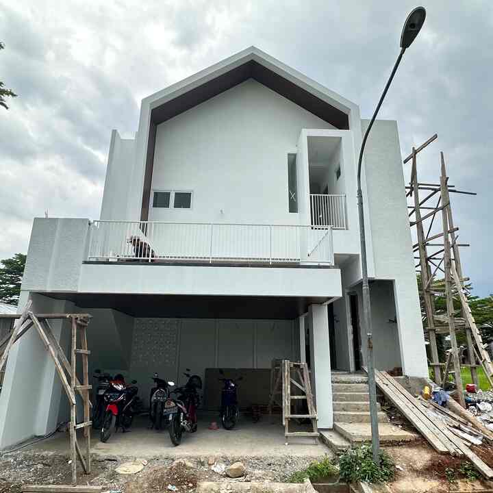 Selamat malam .. 

kali ini aku mau sedikit cerita tentang pembangunan rumah kami. Jadi kebetulan suamiku seorang insinyur teknik sipil yang profesinya sekarang menjadi kontraktor. Untuk membuat rumah dengan tipe 240m persegi ini aku serahkan kepada suami untuk mengurus nya karena beliau pandai di bidang ini, aku hanya memilih produk-produk finishing untuk rumah kami. 

Pembangunan selesai dalam waktu kurang dari 1 tahun dan memakai tukang harian. 

#bangunrumah #renovasirumah #arsitekrumah 
#interiordesigner #japandi #scandinavian #rumahmodern #rumahminimalis #lampung #livewithkids #kontraktorlampung