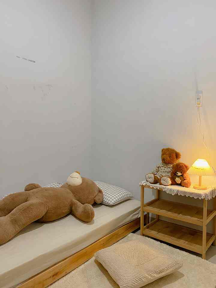 Kamar anak, Masih sama dengan ruangan lainnya, disini juga memakai warna netral dan nuansa kayu. Menurutku konsep kamar seperti ini cocok untuk berbagai umur 🫶🏻✨

#yositriaa #90m2 #rumahdeveloper #japandihome #scandihome #fyp #dekorasikamar #kamarminimalis #kamaranakperempuan 
