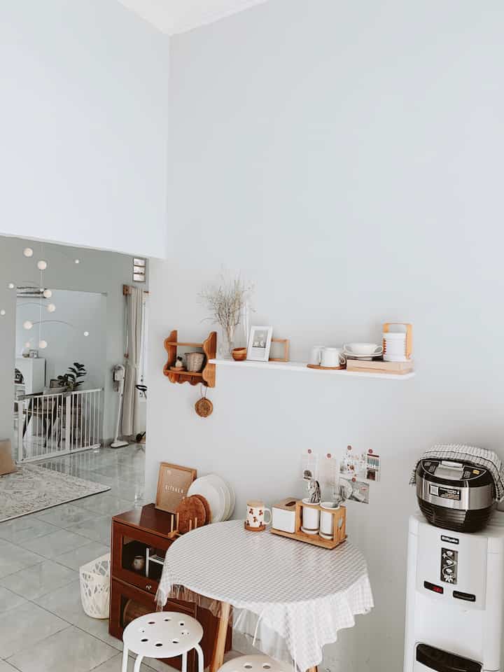 suasana dapur di hari minggu 🤍

#dapur #minimalist #75sqm #idedekorasi #rumakamii #koreanstyle 