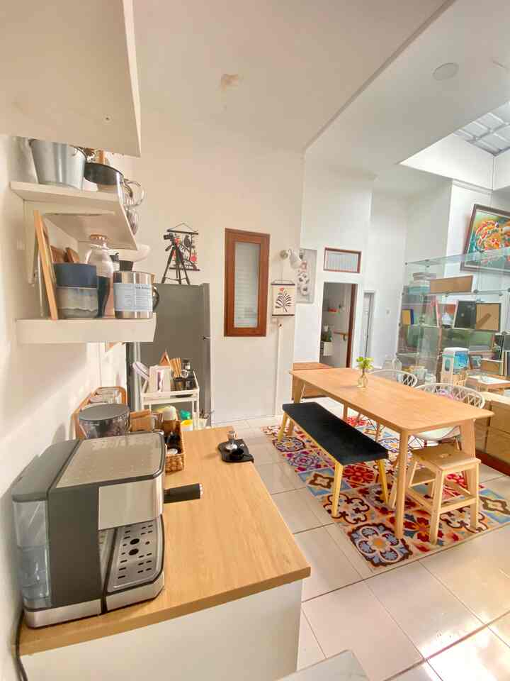 Ruangan ini adalah ruangan dimana penghunu rumah paling produktif di sana. Dining area yang sekaligus jadi work space dan tempat ngopi

#homebar #homecafe #ruangmakan  #mejamakankayu #kursidesain #kursibar #ruangkeluarga 