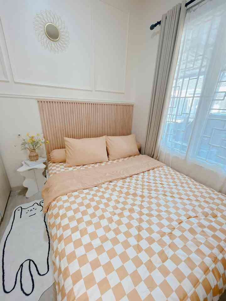 untuk ide dekorasi kamar ini aku mix japandi dan korea style biar sentuhan japandi aku berikan wallpanel wpc sebagai headboard tempat tidur untuk sentuhan korea aku berikan rug dan tone beige 
#dekorativeitem
#homestyling
#roomstyling
#homedecor
#roomdecor
#minimals
#kamartidur