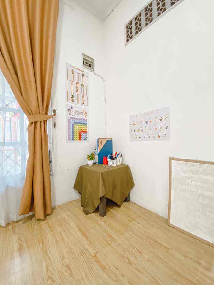 Sebetulnya kami tidak punya ruang tamu, karena ruang taku saya ubah menjadi ruang kelas tempat saya mengajar. Sedikit sentuhan agar terlihat nyaman maka saya buat seperti ini. Before nya ada di slide terakhir :)

#inspirasirumah #ruangtamu #ruangbelajar #ruanganak #ruangmain #poster #harihariibu