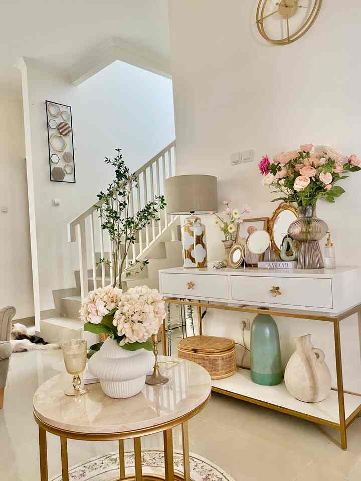 hai tetangga online seneng bgt bs join lg di ohouse di season ke 4 ini 😍 tema utama di rumah ku itu shabby ada modern classic sih karena aku suka jg classic ataupun vintage yg berwarna gold gitu hehehe jujur hampir diseluruh ruangan di rmhku memakai style ini. karena suka aja dan beruntungnya suamiku dukung 😊


#classicmodern #homedecorinspo #aesthetichomedecor 