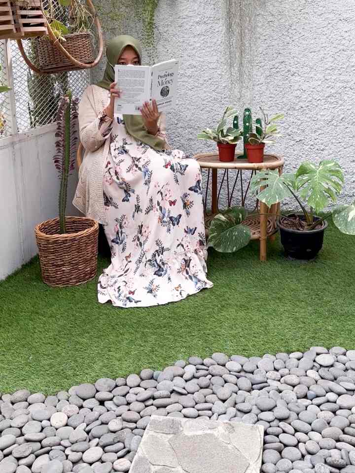 Perpaduan cat putih #aquaproof pada dinding kamprot, #rumputsintetis jepang premium, juga batu koral membuat nuansa #Greenhouse lebih estetik dan nyaman untuk sekadar membaca buku mau pun ngopi cantik. Sebelum menebar batu koral, aku menggunakan #pavingblock full untuk melapisi permukaan tanah. Semoga menginspirasi! 🌿✨ Salam #plantlovers 