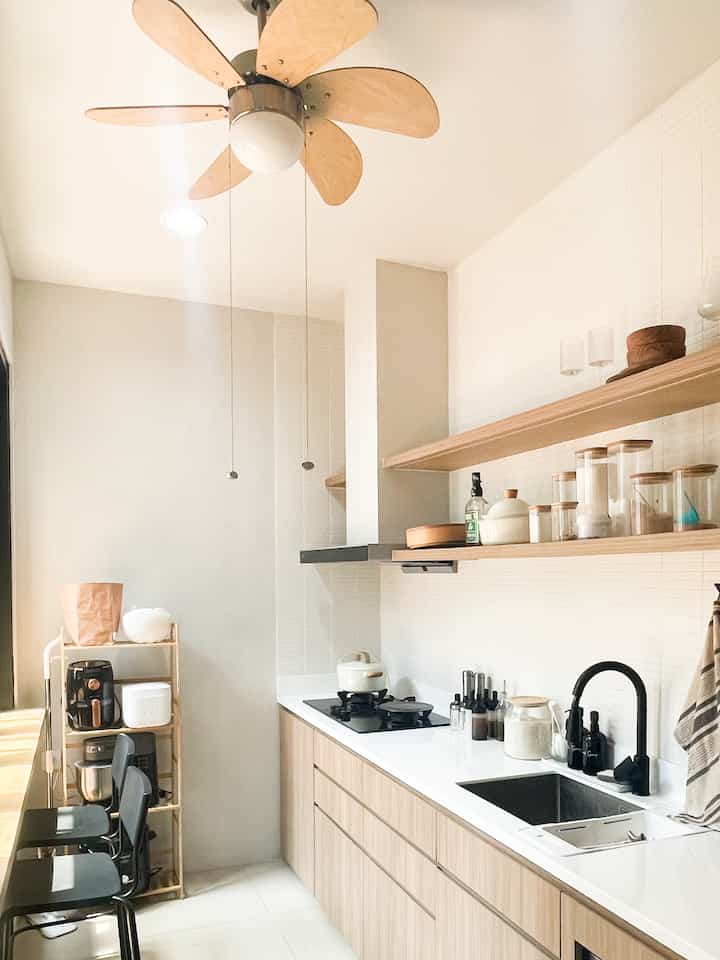 Awalnya ukuran dapur ini hanya setengah ukuran sekarang, karena masih ada lahan kosong di belakangan, kami memutuskan untuk memperbesar area dapur. Ketika beli rumah ini, kami memang langsung memutuskan menggunakan interior designer karena ukuran rumah yang cukup luas sebesar 177m2. Designer interior yang kami pilih dari @trestudio karena pemiliknya matig saudara jadi kami lebih tenang dan percaya akan kualitas yang dapat diberikan dan juga pilihan bahan yang Siberian. 

So far kami happy sekali dengan hasil, terutama untuk bagian dapur ini sempat revisi beberapa kali untuk memaksimalkan hasil. #bangunrumah #renovasirumah #interiordesigner #rumahcluster #bsd #dapurestetik