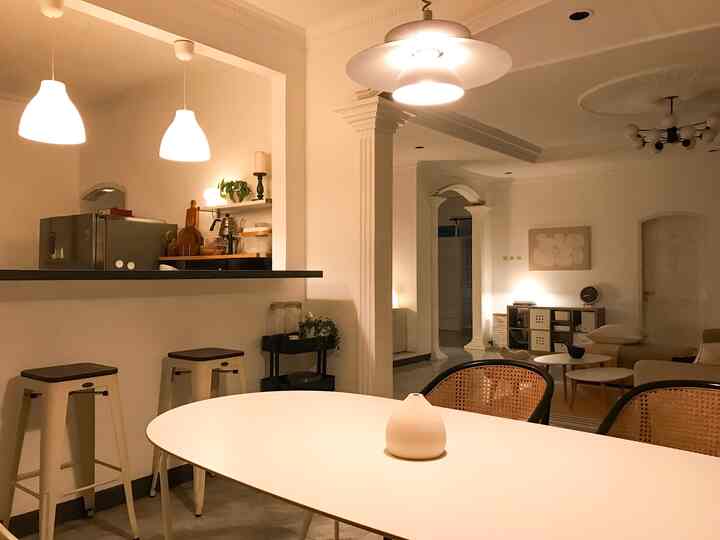 Aku lebih suka vibe rumah saat malam, terasa lebih nyaman dengan lampu-lampu warm white. Walaupun jendela dipasang hampir semua dinding luar rumah, tapi jenis kaca yang dipakai itu tinted jadi cahaya yang masuk ke dalam rumah tidak seterang yang seharusnya. Terkesan kaya pakai filter cool tone kalau siang 😅 

#rumah #homestyling #ruangmakan #dekorasirumah #diningroom #informa #ohouseidn #homedecor #ikea
