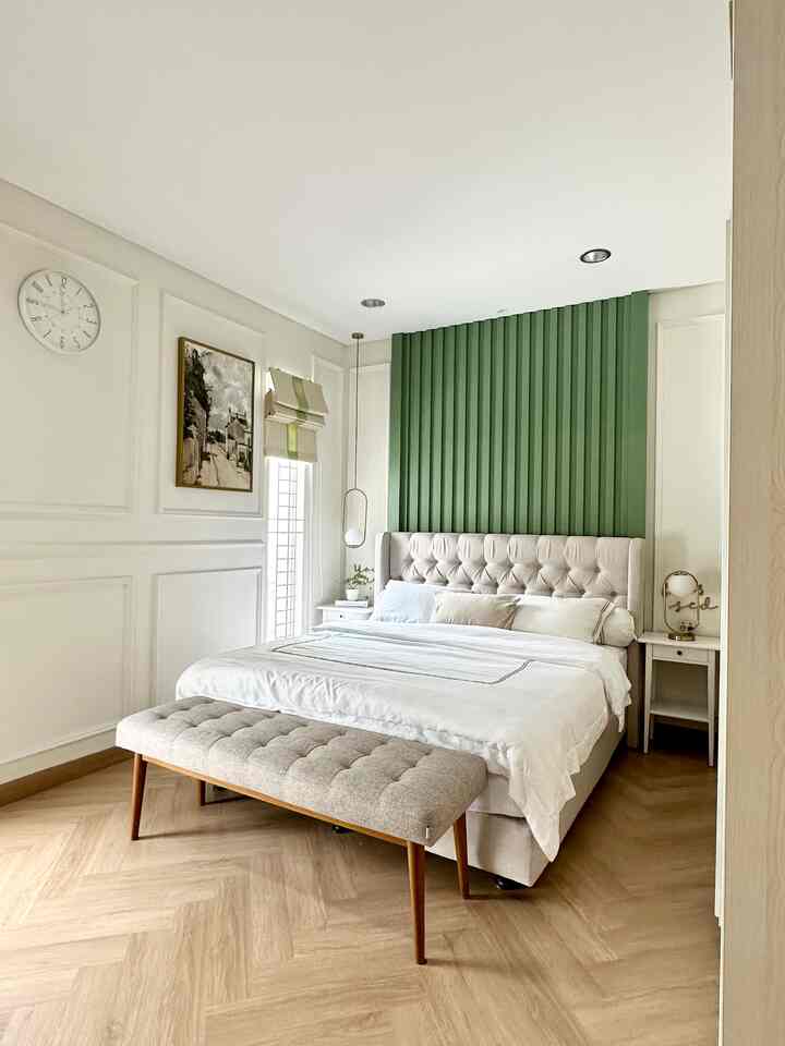 Uda dari lama nyari lampu buat di side table yg mirip dengan lampu gantung, biar gak jomplang sisi kanan dan kiri kamar kan.. Eh akhirnya nemu juga lampu meja di marketplace yang mirip banget dengan lampu gantung di kamar.. auto langsung beli.. 😍 #classicamerican #rumahcluster #jakartabarat #dekorkamartidur #Spcherringbone #americanclassic