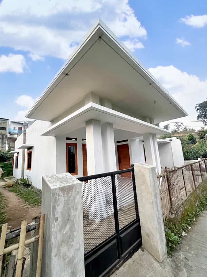 Fasad Rumah Bumi Gerrd

Tidak ada tema khusus d fasad rumah ini, hanya fasad sederhana yang minimalis rumah kampung di tengah kebun mangga. Dulu waktu pembangunan tidak begitu memikirkan fasad aku serahkan semuanya sama bapa yang mengawasi selama prosess pembangunan karna aku dan suami kerja. 

Bumi gerrd ini akan menjadi rumah tumbuh yang sudah menggunakan pondasi 2-3 lantai dengan antap yang sudah full dak. Sengaja di tambahkan kanopi dak pula d bagian teras dan jendela agar fasadnya tidak terlihat kotak. 

Teras aku sengaja memilih aga luas sedikit supaya menjadi lahan bermain anak bersama teman temannya. Pagar rumah yang masih memakai pagai kebun yang sudah berkarat sengaja aku masukan frame agar bisa mengisnpsirasi teman-teman disini untuk tidak insecure dengan rumah yang belum sempurna seperti rumah ini. 

#bumigerrd #DesignFasad  #IdeFasad
#InspirasiFasad #rumahminimalist #rumahsederhana #bandunh
