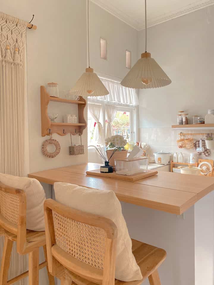 hellow, kalau dekorasi rumah kaya gini mau ngopi cantik ga perlu ke cafe ga si.. cukup di rumah aja karna udh berasa kaya cafe 🥰


#home #homecafe #kitchen #dapurkayuputih #smallkitchen