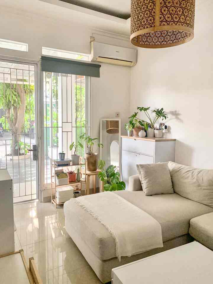 tropical interior with green space, wood & beige furniture..

Saya sangat menyukai home design dari korea dengan green space nya di setiap sudut ruangan, entah kenapa selalu eye-catching. Kalau melihat drama korea pasti yang saya lihat interior rumah tokoh utamanya, disetiap sudutnya selalu estetik. Saya mencoba menerapkannya dibeberapa sudut rumah dan disesuaikan dengan tropical interior tentunya. Saya membuat sudut favorit ini dengan 1 rak yang diisi beberapa tanaman kecil, story books, dan beberapa storage box yang multifungsi. Sebelahnya saya tambahkan standing mirror. Budget yang saya gunakan tidak lebih dari 500.000 rupiah.

#decorativeitems #homestyling #roomstyling #homedecor #tropicalhomedecor #tropicalminimalist  