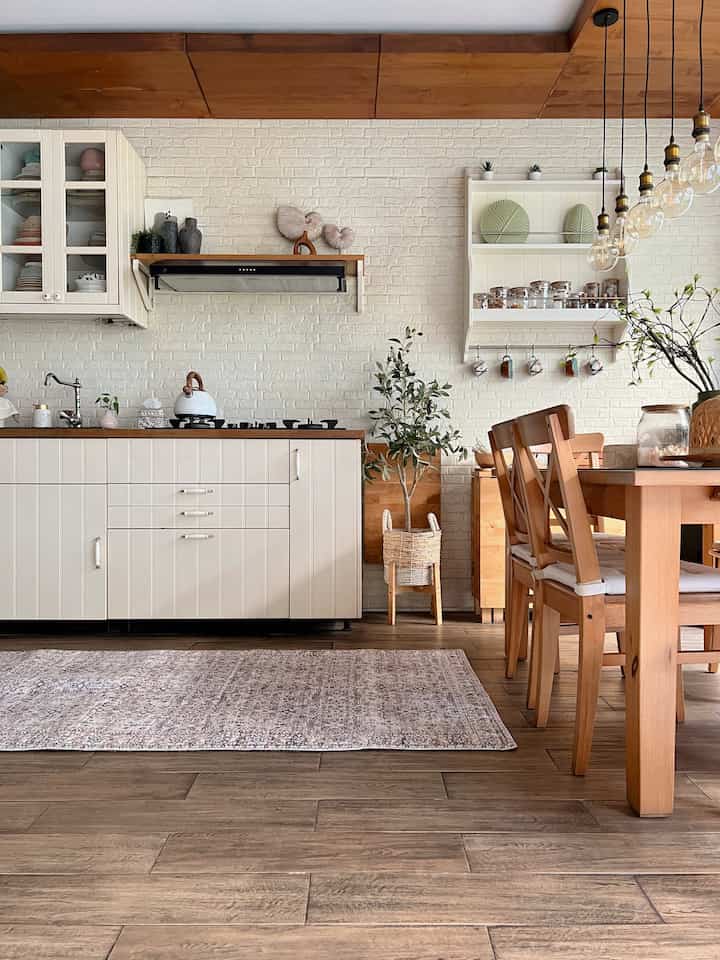 Haii dapur ukuran 5x3 m ini sekaligus dining area di rumah ku, utk lantainya aku pilih granite motif wood biar selaras dgn warna meja makan dan juga kitchen set. 

Dapur ku ini tema nya open space dgn area living room :) 

#homestagram #dapurmodern #dapurcantik #karpet #karpetpersia #mejamakan #kitchenset #designdapur #liveslowly 