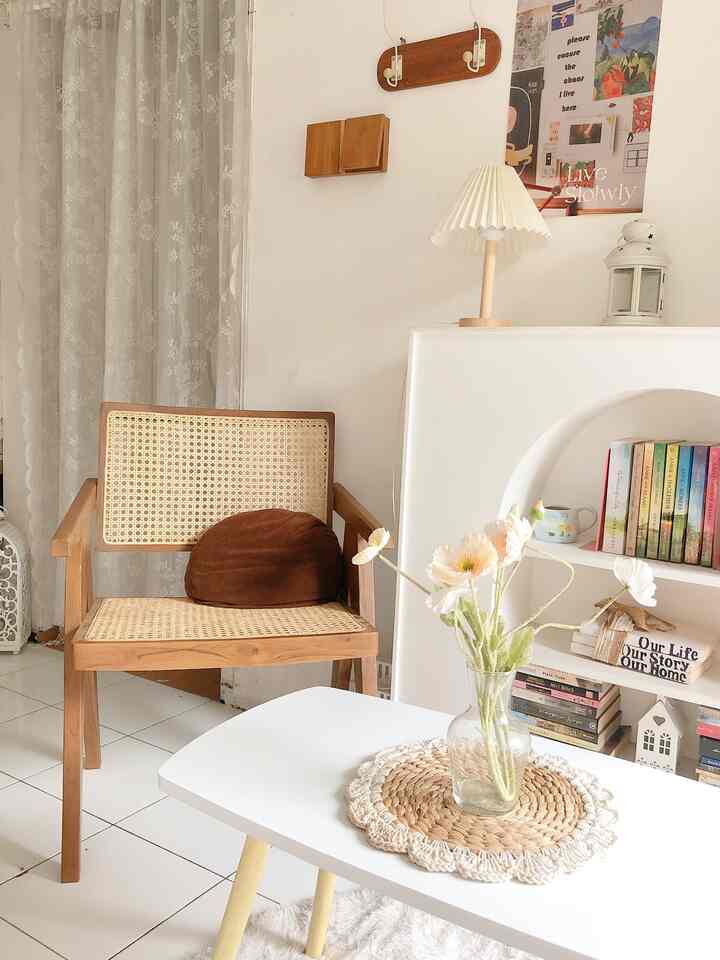 Mempunyai hunian kecil menjadikan dekorasi dirumah ini lebih minimalis dengan gaya korean/japandi yang lebih dengan dominan berwarna putih dan perpaduan wood natural..
Agar terlihat luas dan homey pastinya salaj satu diruang tamu ini yang juga sekaligus tempat bersantai dengan keluarga atau teman yang bertamun🤍



#styleruangan #japandi #homedecorinspo #aesthetichomedecor