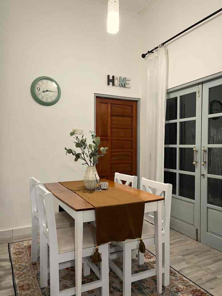 Night vibes di ruang makan 🌸
Size ruang: 2,6x2,6 M menyatu dengan area dapur tanpa sekat. 
#nightvibes #ruangmakan #diningroom #rumahyasmine #farmhouse #classichome