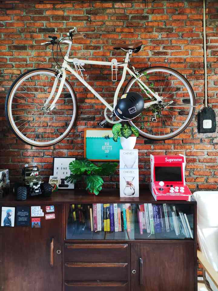 Dekorasi home office 🏡📈

#tinyhomecafe #tinyhome #homeoffice #workingspace #cycling #rumahmungil #rc #tamiya #homedekor #decoration #jakarta #dekorasirumah 