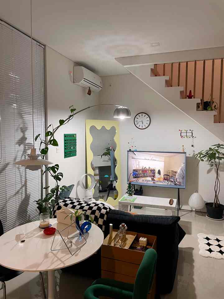 Ruangan favorit di rumah adalah living room 🛋️. Karena space yang terbatas, living room menyatu dengan dining room. 

Hampir sebagian besar aktivitas di rumah dihabiskan di ruangan ini, dari menonton Youtube, Netflix, makan, bekerja atau hanya beristirahat sebentar dari lelahnya bekerja seharian 🧘

Untuk membuat living room menjadi lebih menarik dan estetik, beberapa item dekoratif diletakkan dengan mengikuti tema ruangan. Berikut adalah 3 item favorit yang ada pada living room:
- Cermin Curvy Gustav : bentuknya yang unik dan ukurannya yang besar menjadi focal point pada ruangan
- Floor Lamp Melengkung: Berbahan stainless steel memberi kesan futuristik yang dapat melengkapi tema ruangan keseluruhan
- Samsung The Serif: Bentuk TV yang futuristik dengan standing menyerupai papan tulis, sangat cocok untuk tema korean aesthetic

#MyFavoriteRoom
#MyHouseStory
#MyFavoriteItems
