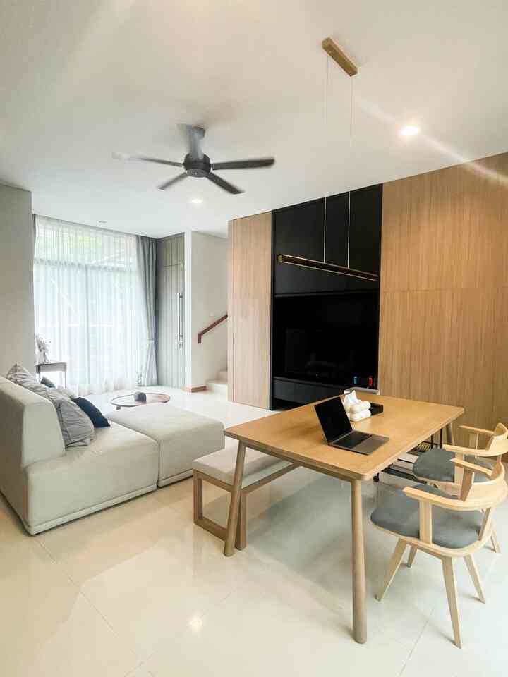 Warna palette rumah kami mengikuti tema #japandi yang kami pilih jadi didominasi oleh warna kayu, hitam, abu dan putih. Kami memilih warna ini karena suka warna yg netral dan rumah yg terang. Kami memadukab dengan aksesoris yang simple dan juga furnitur yg warnanya selaras.
#BringColorsToMyHome #HomeColorPallette #HomeColorDesign
