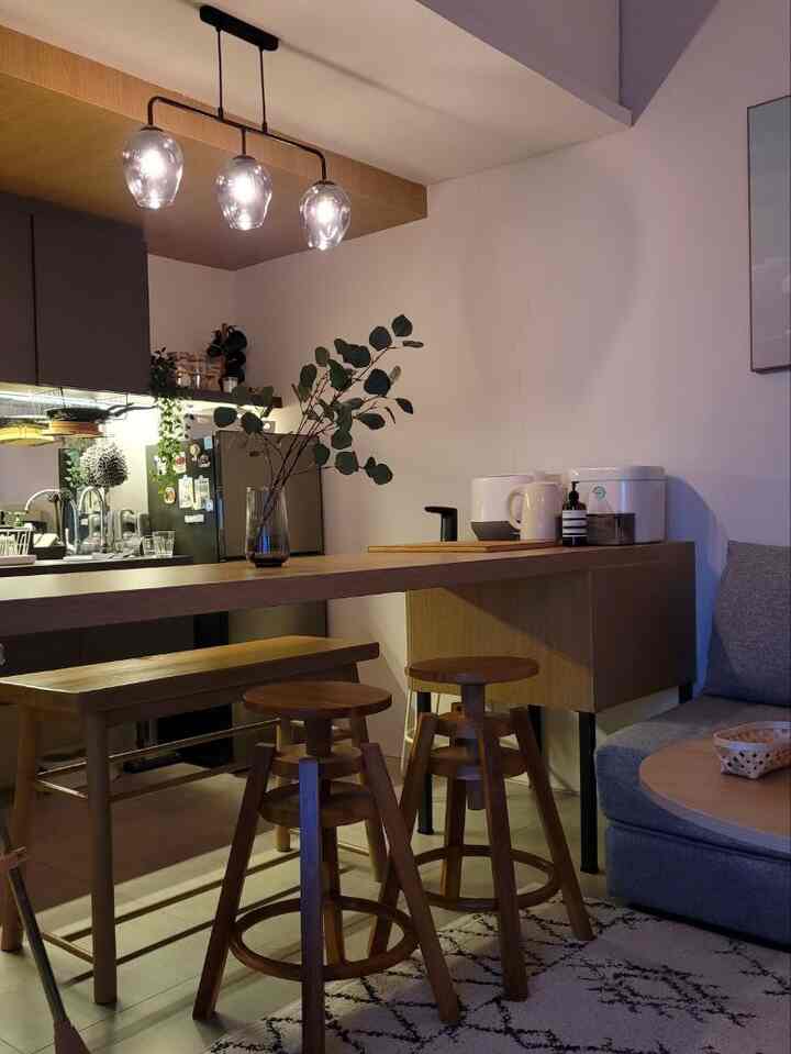 Rumah kami ini berkonsep open space. Living room, kitchen, & dining menjadi satu di ruangan yang ukurannya hanya 4x5m ini. Bisa dibilang area kitchen merupakan jantung di rumah kami. Karena di sini lah kami lebih banyak menghabiskan waktu, berbincang sembari mengisi perut. Apalagi bagi saya dan suami yang memiliki darah sumatera. Memasak dan menikmati hidangan di atas meja bersama-sama salah satu moment favorite kami. This is our kitchen & dining night version 🤍

#myhomejourney #ceritarumahku #myfavoriteroom #japandi #rumahcluster #bsd #rumahmungil #livewithkids #petparent #rumahsiwa