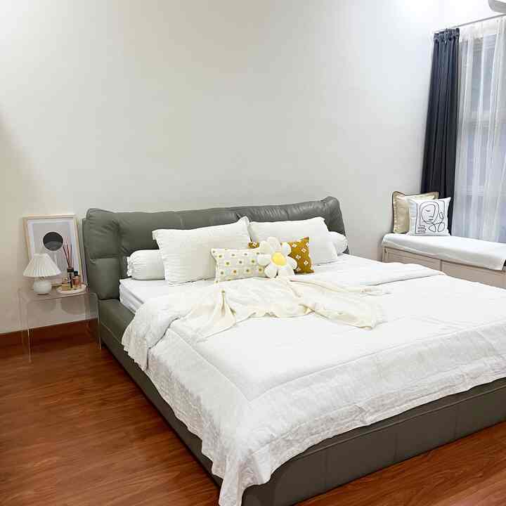 Cara sederhana untuk mengubah kamar tidur Anda menjadi kamar hotel : kenakan seprai putih bersih ✨ #bedroom #hotelroom #whitebedsheets #parquet #cellinibedframe #cellini #white #whitebedroom