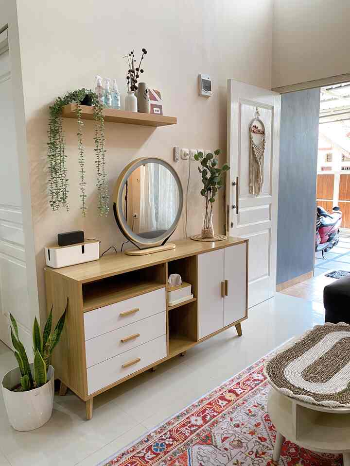 Karena tema rumah kami semi japandi, jadi kami memilih warna wood and white sebagai warna  dominan di rumah kami. Hampir 80% furniture di rumah kami menggunakan warna wood and white, dengan begini rumah akan terlihat luas dan enak dipandang😍

#bringcolorstomyhome #homecolorpalette #homecolordesign #designrumah #japandihouse #rumahminimalis #modernhouse