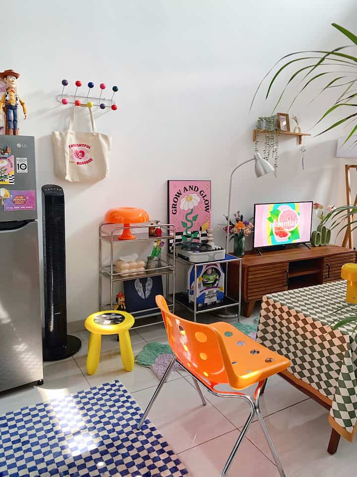 A fresh, artistic, and futuristic atmosphere ✨

Sudut antara ruang tamu/TV menuju ruang tengah ini dibuat menjadi lebih artistik agar ruangan lebih berwarna 🎨

Konsep dekorasi ini terinspirasi dari Pinterest dan tentunya homestyling dari teman-teman Ohouse 🤭

Selling point dari sudut ini menggunakan furniture warna-warni artsy (biru, merah muda, oranye, hijau, cokelat) dan furniture berbahan stainless steel serta kayu 🛋️

Sudut ini biasanya dipakai untuk bersantai sembari mendengarkan musik dari vinyl turntable player 🎶

#aestheticroom #aesthetichomedecor #homestyling #depok

