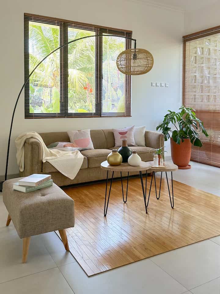 Mungkin ini salah satu ruangan aesthetic dirumah ini. Maaf ya muncul terus ruangan tamu ini lagi ini lagi, 😆😆😆. Kenapa ruangan ini aesthetic, karena ruangan ini paling banyak dihujani dengan sinar matahari pagi dan sore. Jadi vibenya selalu berubah-rubah. 

Selling point diruangan ini standing lamp IKEA, karpet kayu, dan lemari sepatu yang selalu ditanyakan beli dimana oleh teman-teman online. 

Nuansa earth tone diruangan ini membuat selalu terlihat hangat dan cozy. Sebenarnya ruangan ini sangat jarang digunakan karena kami memang jarang menerima tamu. Biasanya yg berkunjung adalah tamu yang memang sudah dekat jadi ruang tamu ini dilewatkan aja dan langsung masuk ke ruang keluarga. 

#aestheticroom
#aesthetichomedecor
#homestyling
#earthtone
#guestroom
#homedecor
#scandinavian
#japandi
#nordichome
#koreanhome
#homestylingbyarieskamarina
