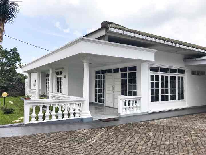 Kalo ditanya style fasad, aku juga bingung, mungkin bisa dibilang klasik. Karena aku tangan kedua, jadi terima aja fasadnya seperti ini walaupun sama sekali bukan tipe yang aku suka. Yang penting lay-out dalam rumahnya sesuai seperti yang aku mau, open-space. 
Rumah yang dibangun akhir tahun 80an dan fasadnya tidak ada yang dirubah sama sekali kecuali keramik abu-abu sekeliling rumah. Karena awalnya rumah ini rencananya mau dibuat airbnb, jadi renovasinya pun seminim mungkin. Rumahnya cukup luas jadi kita ga mau ngeluarin biaya besar untuk merubah fasad rumah.

#designfasad #idefasad #inspirasifasad #houseexterior #housearchitecture #fasadrumah #eksteriorrumah