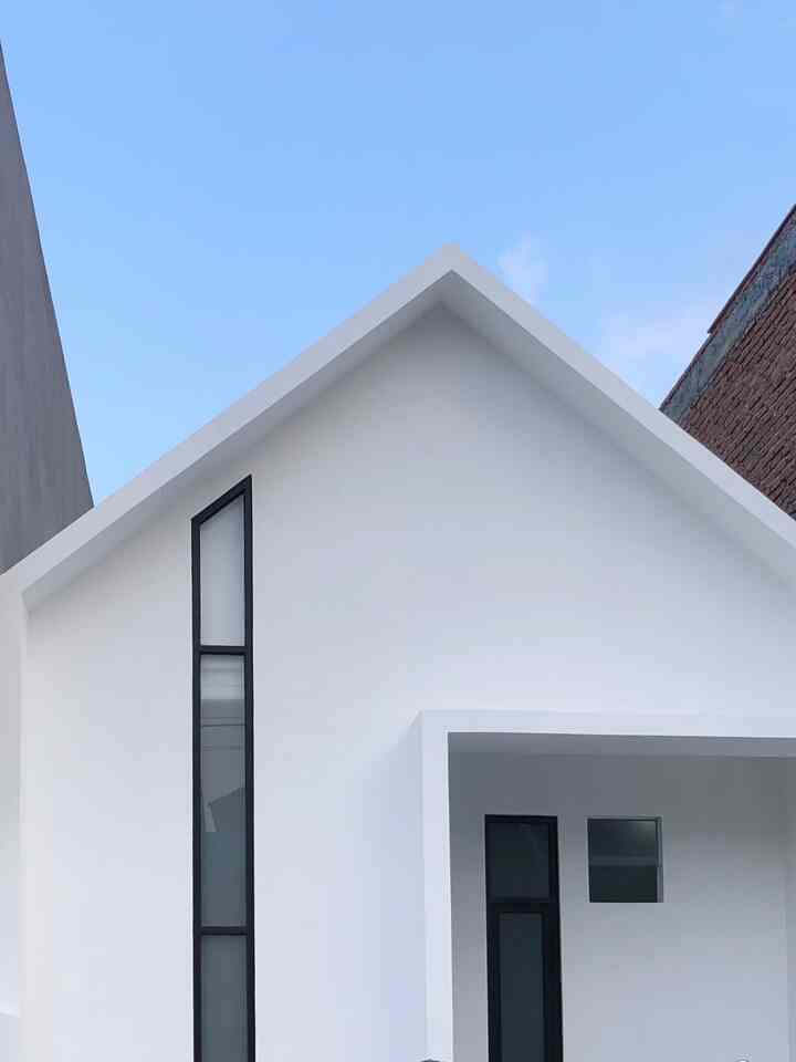 Mengadaptasi fasad scandinavian yang clean dan tegas dengan memilih bentuk fasad atap pelana atau atap segitiga. Salah satu inspirasi design fasad yang clean, minimalis dan tentunya low budget. Hanya menggunakan 1 warna cat putih blue undertone dan menggunakan material alumunium untuk jendela yang multifungsi sebagai tambahan estetika fasad.

#DesignFasad
#IdeFasad
#InspirasiFasad
#FasadPelana 
#FasadScandinavian