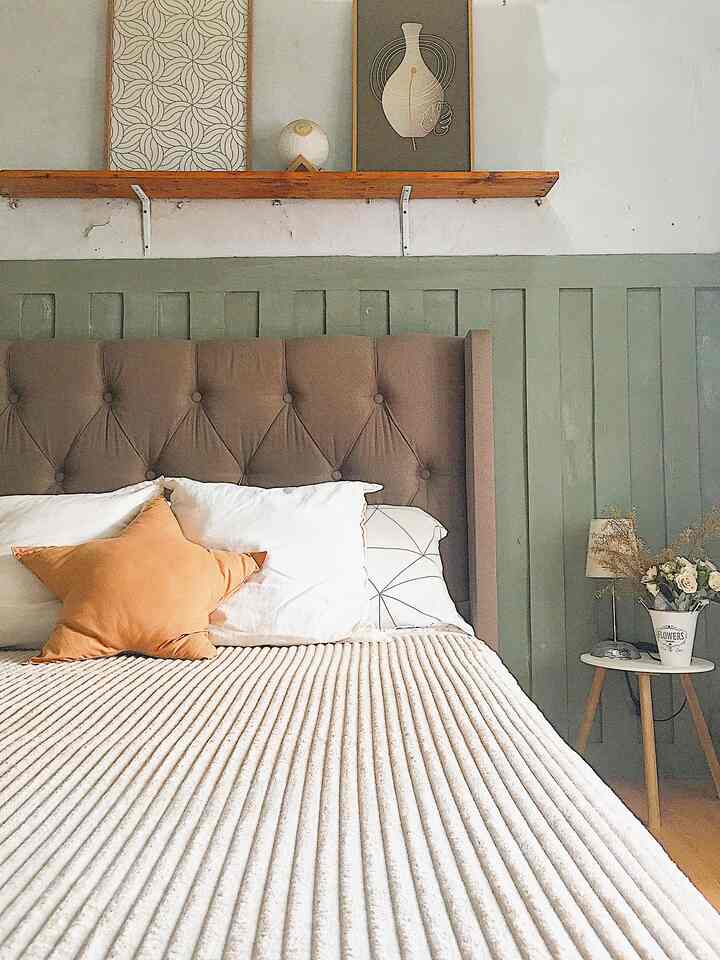 Bedroom ku yang Mungil ✨

cuma size 2,8x 2,8m2, ada apa aza ya...??
Ada dipan nya sdh besar, jd nya furniture lain kudu minimalis aza, supaya luas aza, sengaja gak mw terlalu banyak perintilan.hanya ada side table, meja rias juga model tempel aza, ada ambalan, dan TV nempel di dinding.

Begini lah cara q menata ruangan terbatas agar tetap terkesan luas n tetep cantik. cozy bgt karna terdapat jendela dg kaca lebar, supaya cahaya melimpah n pandangan luas ke depan rumah.

Semoga menginspirasi 🙏

#cozybedroom #dekorasikamartidur #inspirasikamartidur #bedroom #bedroomminimalis #scandinavian #bekasi


