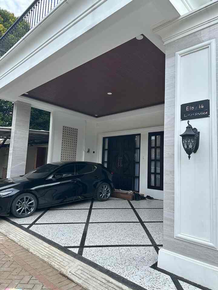 Inspirasi Carport di Rumah Shelica

Selamat hari Jumat teman-teman semua

Aku share inspirasi carpot yang ada di rumah Shelica.. Dari awal bangun rumah ini aku pribadi sudah mengincar jenis lantai terazzo untuk carport di rumah. Warna lantai carport yang putih terazzo ini membuat tampilan rumah terlihat lebih luas dan modern.

Lantai carport aku kombinasi dengan garis berwarna hitam yang diisi dengan batu coral berwarna putih yang difinisihing dengan cat khusus batu alam.

Semoga menginspirasi🫶🏻

#rumahshelica #rumahclassic #modernclassic #bsd #cisauk #serpong #homedecor #rumahdeveloper 