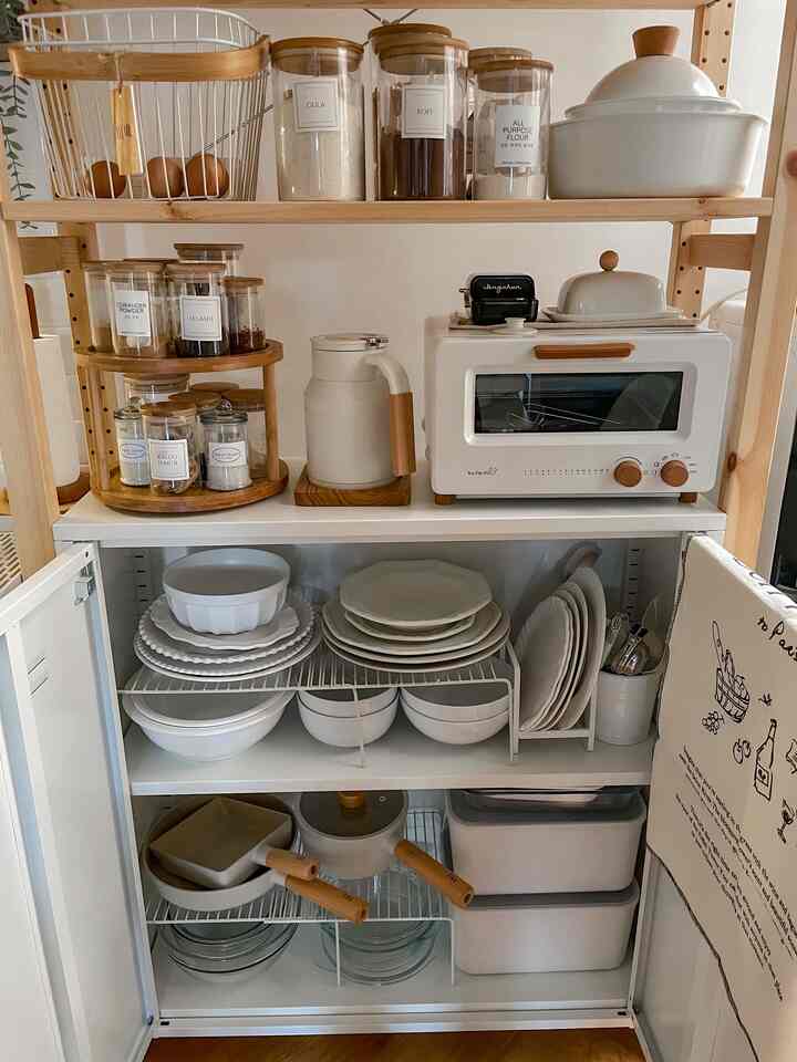 isi lemari rak ivar ini berfungsi untuk menyimpan piring2 makan untuk sehari hari ~



#kitchenessential #perintilandapur #dekorasidapur #peralatanmakan #fikapan #tableware #tablewaredaily #casaandria 