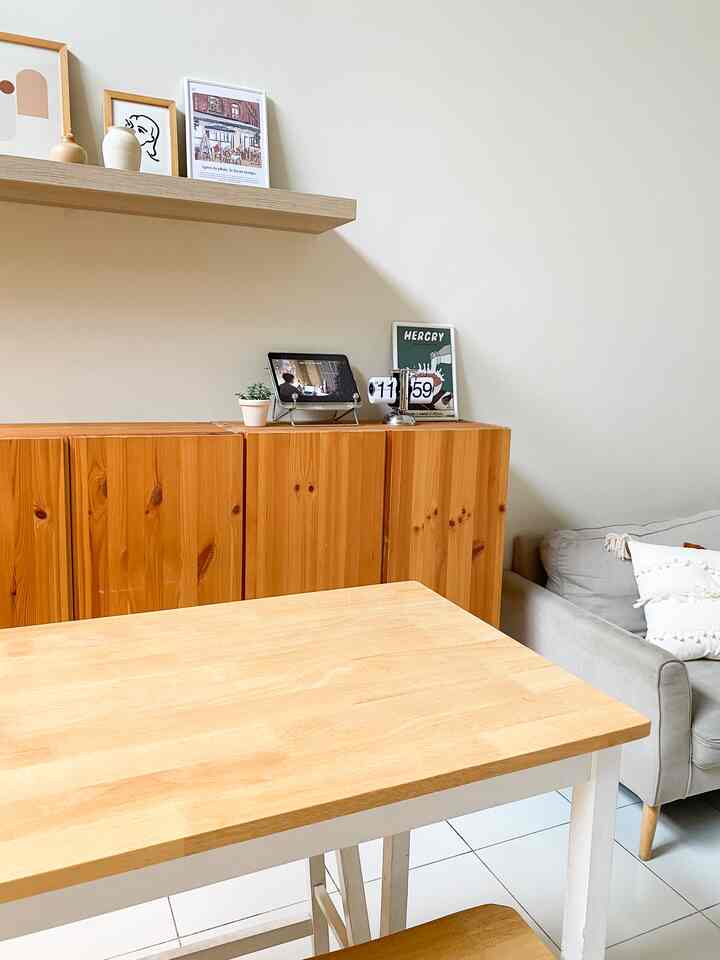 Tema ruang makan di Greynaehaus adalah simple minimalis dengan sentuhan warna kayu😊

kita memililih style ini karena cocok dengan rumah kami yang punya konsep openspace.. meja makan nya cukup simple dan tidak makan tempat.

material furniture di ruang makan ini selain meja makan ada juga lemari cabinet.. semuanya full kayu agar lebih awet dan mudah dibersihkan.

#DesignDiningRoom #IdeDiningRoom #InspirasiDiningRoom #greynaehaus #bandung #rumahdeveloper #rumahdibandung 