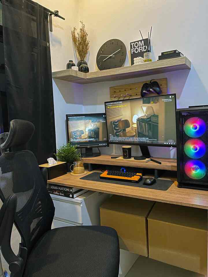 #workspace yang masih bingung stylingnya gimana 😂 

#warmandbold #minimalistbold #rumahcluster #bandung #dekorasimejakerja #mejabelajar #mejakomputer #rumahmungil #rumahminimalist #homeoffice #mejakerja 