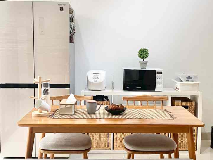 Hi! Ini adalah dining room di homeatforty yang cukup sederhana dan minimalis. Dengan ruangan yang cukup terbatas saya berusaha styling dining room dengan memastikan gaya Japandi masih terlihat agar temanya masih “nyambung” dengan living room yang tidak bersekat dengan dining room.

Unsur kayu juga masih sangat kental di ruangan ini misalnya dengan dining table dan chair serta bench dari kayu, taplak tenun dari lidi dan basket yang digunakan sebagai storage agar semua perintilan seperti teh, kopi, gula, sereal dll tertata dengan baik dan tidak terlihat dari luar. 

Untuk shelving unit yang digunakan adalah furniture dari rumah sebelumnya dan alhamdulillah berwarna putih sehingga sangat cocok dikombinasikan dengan basket warna kayu. Rencana kedepan ruangan ini akan diperluas dengan menambahkan dapur bersih. 

#diningroomstyling
#diningroomdecorideas
#diningroommakeover

