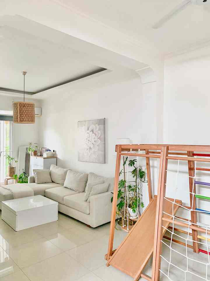 Living room with kids..

Tinggal bersama dengan 2 anak yang aktif membuat saya akhirnya memasukkan brakiasi ke dalam living room. Ternyata banyak keuntungan menempatkan brakiasi ini, salah satunya bila ada tamu anak-anak mereka bisa ikut bermain, orang tua tinggal mengawasi di area sofa. Tentu saja dibutuhkan space khusus untuk area bermain ini. Ruang tamu saya tipe yang sempit dan memanjang, jadi pas sekali penempatannya.

#livingwithkids #livingroom #areabermainanak #brakiasi #ruangtamu #rumahcluster