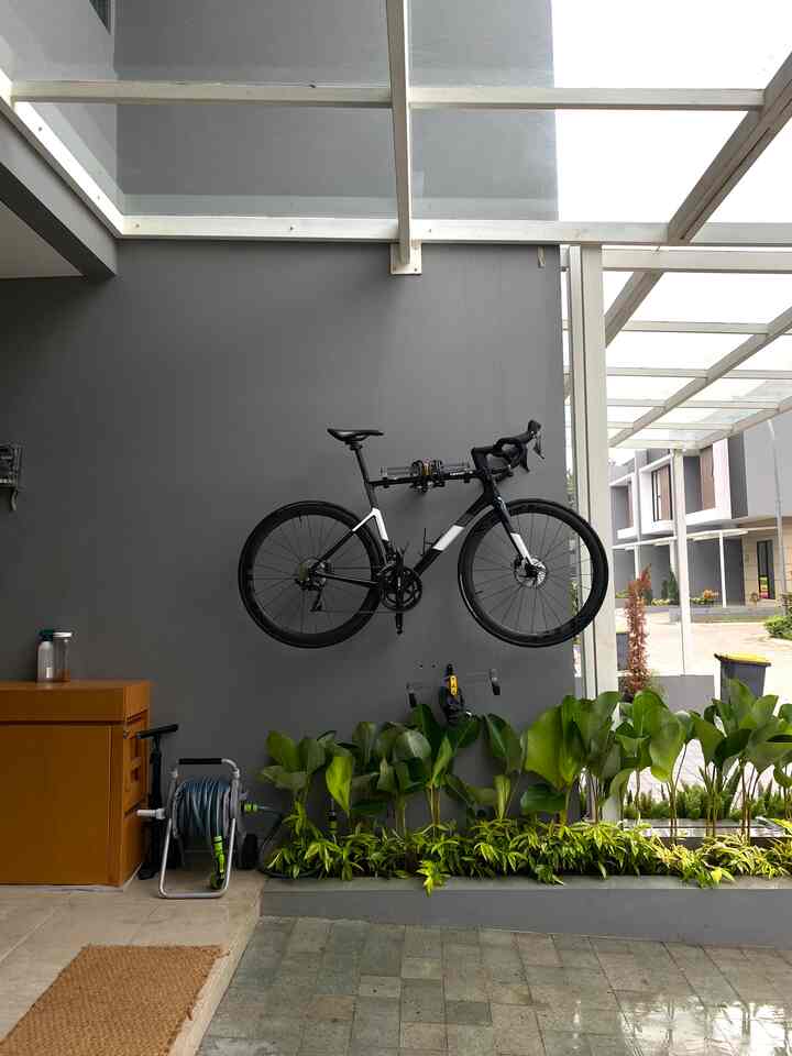 Entrance way yang jarang banget terlihat, krn space yg terbatas, kami pasang holder untuk sepeda di area depan rumah, jangan lupa pasang code lock nya ya supaya aman 😆 area masuk ke dalam rumah juga kami simpan mini storage krn agak kosong sebelumnya jd bisa untuk styling juga ✨

#entranceway #carportarea #homeonspirations #bikeholder #homeentrance