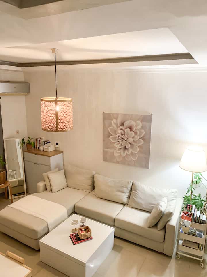 an aesthetic at night - my favorite things

Pemandangan malam di living room setelah anak-anak tidur menciptakan suasana yang tenang, nyaman, dan relax dengan lampu kuning dan tanaman. I feel very zen! 
Living room yang bergabung dengan playroom di sudut ruangan ternyata memberi banyak keuntungan untuk saya, ruangan area sofa jadi lebih rapi karena mereka banyak melakukan aktifitas di meja belajar atau brakiasi. Saya sediakan trolley untuk menyimpan berbagai perlengkapan melukis, menggambar dan menyimpan buku-buku..

#aestheticroom #aesthetichomedecor #homestyling #livinhroom #aestheticlivingroom #minimalistlivingroom 