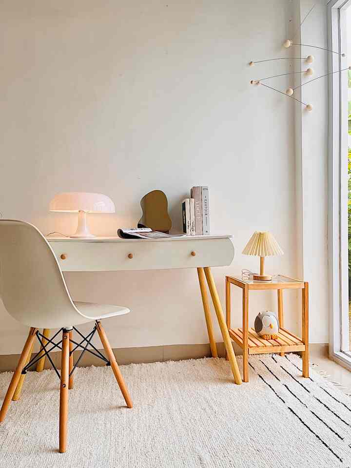 my favorite spot 🍂

nuansa warna warm dan cahaya matahari yang penuh, menambah nyaman spot ruangan ini, area yang sering dijadikan tempat bersantai, tempat mencari inspirasi, membaca atau sekedar menikmati secangkir kopi/teh ☕️

#myfavoritRoom
#myHousestory
#myFavoriteItems
#minimalis 