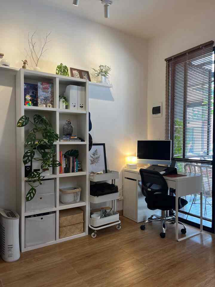 • Home Office •
Area yang selalu merasa masih ada yang kurang.. 🥲 belum proper aja gitu, belum beneran terlihat seperti home office. Huhu

Semoga disegerakan berkatnya ya 🥲 supaya bisa beresin area ini.

#homeoffice
#inspirasihomeoffice
#homeofficekibouichi
#rumahmungil
#50m2
#rumahdeveloper
