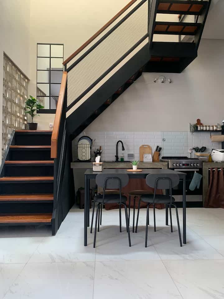 Color palette di rumadiujung 
Warna-warna natural, seperti hitam, putih, abu-abu, juga bermain dengan warna coklat kayu yang natural, dan warna semen expose pada meja dapur.
Dan pemilihan furniture yang menunjang sisi industrial dari rumadiujung, seperti pemilihan freestanding stove dengan bahan stainless steel.
Karna warna-warnanya natural, semuanya jadi bisa padu ketika didekatkan
Untuk rumah industrial, coba bermain dengan warna-warna natural dan permainan warna alami seperti warna dari semen, warna dari kayu :) 

#BringColorsToMyHome
#HomeColorPalette
#HomeColorDesign
#Industrial
#RumahDeveloper