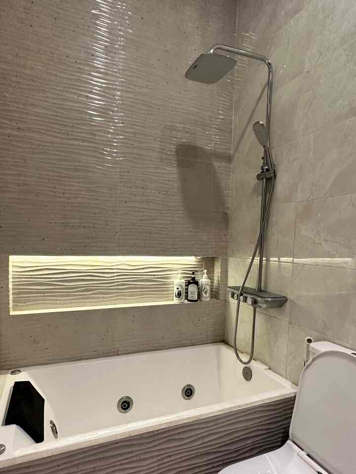 Dari awal bikin rumah, pak suami udah bertekad pokoknya kamar mandi kami harus bathub entah kenapa. Padahal aku udah bilang kalau space yang kita punya tuh terbatas, udahlah pake shower aja biar ga sempit dan cepet. Tapi pak suami pantang menyerah, ternyata dia nemu di tokopedia ada toko yang bisa custom bathub! WOW AMAZING sama pak suami yang bertekad untuk mencari bathub yang sesuai sama ukuran kamar mandi kita.
Akhirnyaaa dapet deh dia tuhh vendor di toko hijau yang bahkan bisa custom ukuran bathubnyaa, kerennnnn!!! Boleh bgt lohh LusanGeng kalo kalian mau bikin kamar mandi dengan bathub yang custom, cusss!

#customfurniture #personalizedfurniture #uniquefurniture #kayujati #aestheticfurniture #semarang #homedecor #decorenthusiast #livewithkids #rumahmungil

