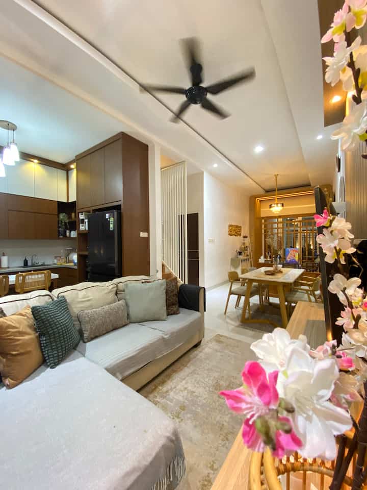 Rumah kami memiliki luas bangunan sekitar 144m2 (2 lantai), sedangkan luas tanah sekitar 84m2.
Kami menerapkan konsep open space di lantai 1. Di lantai 1 ada mini teras, carport, ruang tamu yang memanjang gabung dengan ruang makan dan living room. Dilantai 1 juga ada dapur bersih, dan mini dapur kotor yang menyatu dgn laundry area. Selain itu ada kamar tamu dan kamar mandi kecil.
Sedangkan di lantai 2, ada 3 kamar tidur, dan 1 open space room yang kami manfaatkan utk ruang santai, area belajar/bekerja, dan area setrika. Selain itu ada kamar mandi utama. 
Furniture yang kami pilih lebih ke japandi, tone warna warm seperti coklat, putih, hitam, atau abu.
Rumah kami tidak besar, tp juga tidak kecil tp ini rumah impian kami yang kami dapatkan dgn keringat sendiri bukan krn warisan haha.

#mydreamhouse
#bighouseinspo
#rumahbesar
