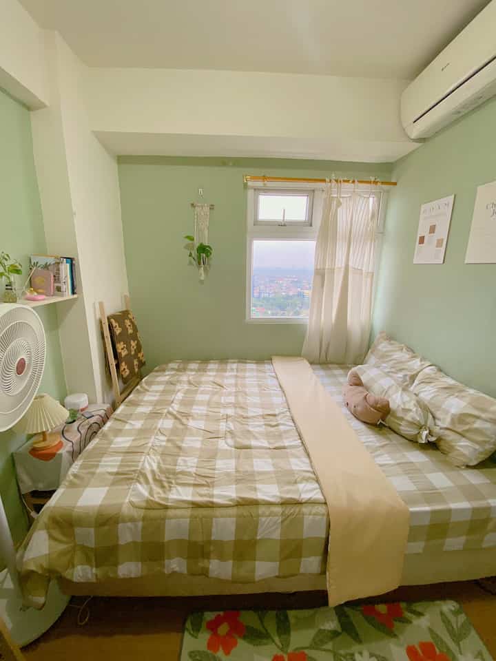 実はこの部屋にはあまり装飾がありません。ただのベッドと壁。より快適に過ごすために、棚にミニ植物を置いて少し飾り、ベッドの前のナイトスタンドを飾り、壁のペイントに合わせた緑色のカーペットマットをプレゼントし、茶色のギンガムチェックのモチーフを使うことも忘れませんでしたシーツの印象がより美的で韓国風になるように🤍🫶🏻 ✨ #cozybedroom #dekorasikamartidur #inspirasikamartidur