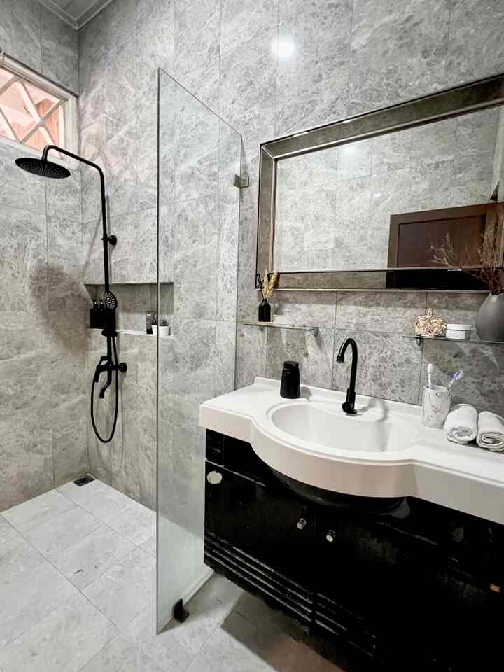 Kamar mandi di kamar utama , yang di dominasi dengan warna hitam dan abu-abu
Looks seperti ini menjadikan kamar mandi terlihat lebih mewah dan elegan 

#kamarmandi #bathroom #kamarmandimonokrom #minimalistbathroom #bathroomdesign #bathroomideas