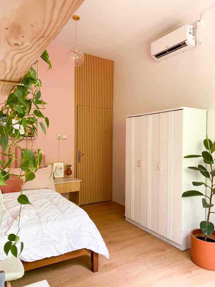 Makeover lemari buriq jadi estetiq✨

Ini adalah lemari tua di rumah yang sudah ada dari aku SD. Jadi banyak peninggalan pra-sejarah aka sticker-sticker jahanam yang merusak permukaan lemari yang lapisan interior filmnya sudah lapuk ini. Selain itu permukaan lemari juga sudah rusak parah ditambah warna lemari yang terdapat aksen hijau tua kurang cocok dengan konsep interior kamar.

Namun, karena bentuk lemari jadul ini masih cocok dengan konsep kamarku yang bergaya #artdecocontemporary , akhirnya aku memutuskan untuk mengubah tampilan lemarinya saja.

Untuk pengecatan lemari ini sejujurnya agak sesat ya… karena aku pakai cat duco yang mana kurang cocok untuk material kayu fabrikasi. Tapi.. walaupun sesat, hasilnya lumayan kan hahah🫣 untuk pengerjaannya cukup rumit dan panjang karena perlu 8 tahapan dan aku kerjakan sendiri selama sebulan (tidak full).

Agar lemari buriq ini jadi sedikit highclass, aku meminimalisir lubang kunci lemari agar cutting lemari lebih seamless. Tetapi untuk pintu lemari paling kanan, agak sulit untuk melepaskan kunci karena lapisan besi sudah karatan dan rusak. Selain itu aku juga mengganti handle lemari dengan bahan kuningan untuk memberikan kesan yang luxury.

Jadi yaa walaupun ini lemari tua dengan bahan dari kayu fabrikasi, tapi ternyata bisa disesuaikan dengan interior kamar tanpa beli baru loh✨

Kalo kamu mau tau proses aku jadi tukang cat duco, bisa dicek di channel YouTube-ku @ilfinsight. Yaah! Hehe

#DIYFurniture #personalizedfurniture #uniquefurniture #makeoverlemari #kamartidur #bekasi #rumahkeluarga #livewithparents #catduco