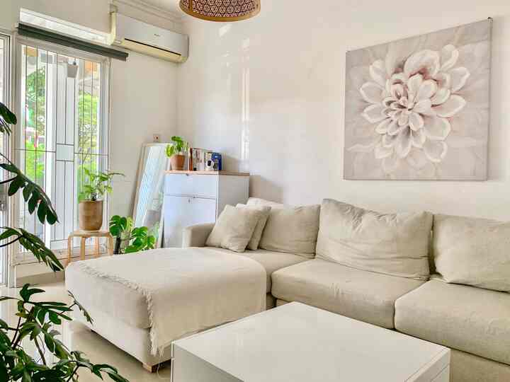 Tropical Minimalist Living Room

Saya memilih perpaduan warna-warna netral seperti putih, krem dan beige agar membuat ruang tamu yang sempit namun terasa lapang dan homey. Saya tempatkan beberapa tanaman di sudut ruangan untuk menciptakan suasana sejuk dan segar. Semoga menginspirasi.. 

#RuangTamuAesthetic #RuangTamuCantik #MakeOverRuangTamu #livingroom #tropicaldesign #tropicalminimalist #minimalistlivingroom #ruangtamusempit #homedecorlivingroo #sofakain #ruangtamuminimalist #familyroom #familyhome #dekorasiruangtamu #tropical #minimalist #rumahcluster 
