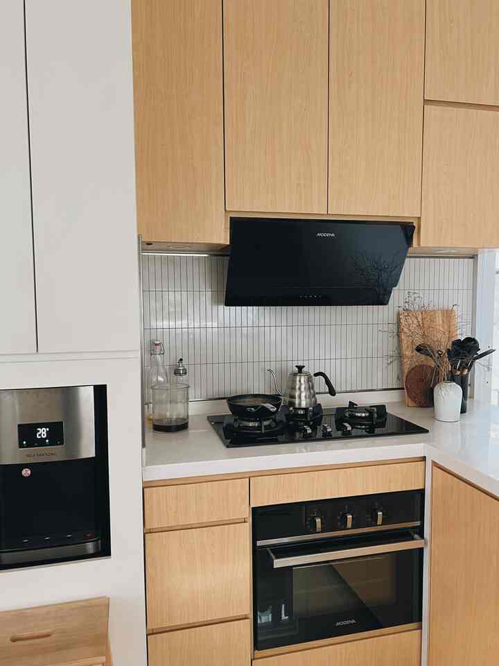 Selamat Siang semua 👋🏼

Masih dalam acara kenalan casadirio *cielah. Ini adalah dapur kami yang temanya masih sama-sama teriak, JAPANDI! Dapur ini designnya di take over sama aku--Bukbojo--, mulai dari pemilihan backsplash, table top, dan warna. Pemilihan warna kitchen appliances-nya pun dicari colour tone yang sama dengan japandi. Ribet? Iyah :"

Dapur kami ada 2 sisi, sisi memasak dan sisi mencuci piring. Jadi kalau aku masak, Pakbojo langsung cuciin semua piring, hehe. 

Nah, kabinet dapur kami memakai solid wood impor dari hutan di China Selatan, itu impiannya, itu juga kalau di China Selatan ada hutan. Berhubung kami gak tau wilayah China, jadinya kami berburu HPL di internet. Yang paling pas warna dan motifnya adalah Taco TH 102 AA. Lalu untuk backsplash kami pilih motif persegi panjang vertical dari Elagress, dan untuk table top kami pakai material solid surface berwarna putih polos.

Berlanjut ke kitchen appliances, mulai dari cooker hood sampai oven, aku memilih warna hitam. dan yang paling penting dan sangat penting, merknya harus MODENA! Terserah deh mau jual ginjal atau otak juga. (Iya, aku secinta itu sama Modena, ehehe <3). Aku pilih warna hitam agar sesuai dengan tone warna rumah kami, krem, hitam, putih, dan abu abu. 

#japandi #minimalist #rumahdeveloper #tangerang #decorlowbudget 

