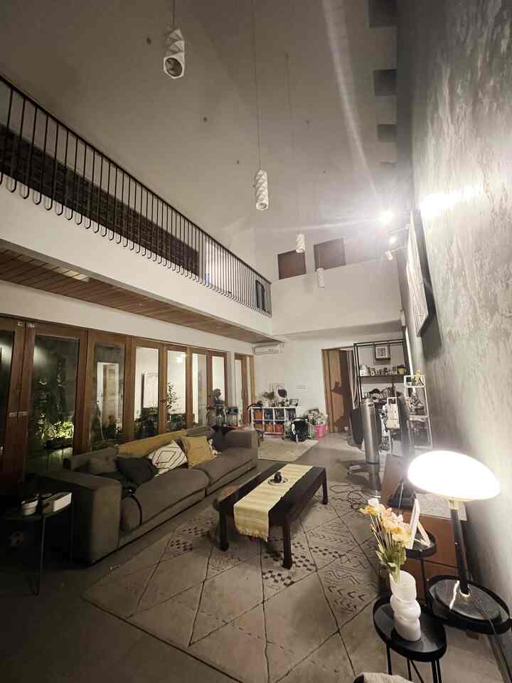 Living room night vibes

Spooky atau ga ya? Karena ini lampu yang dinyalain saat malam hari dimana semuanya udh pada tidur, bahkan downlight yang di atas wall decor itu ga dinyalain biasanya. Tp night vibes yang mau diciptain adalah lighting yang seminim2nya. Selain hemat listrik, malam hari pun sudah terlihat lampu sorot dari taman tengah yg jendelanya ga kita pakein gorden, jadi masih bisa kliatan. 

 #NightVibe #LightingIdea #LightingInspiration #japandi #japandihome #livingroomideas