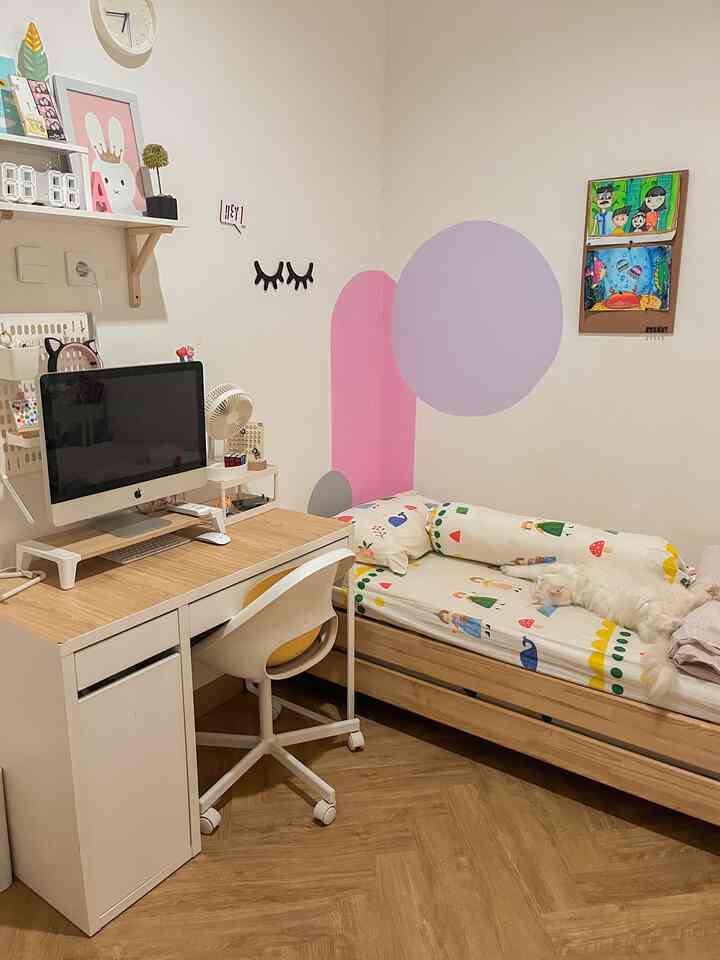 Saat kayu alami bertemu warna untuk kamar tidur Ava. Ini juga kamar favorit Puyo! Lihat dia 😆 #japandi #ikea #kidsbedroom #kids #bedroominspo #colorful