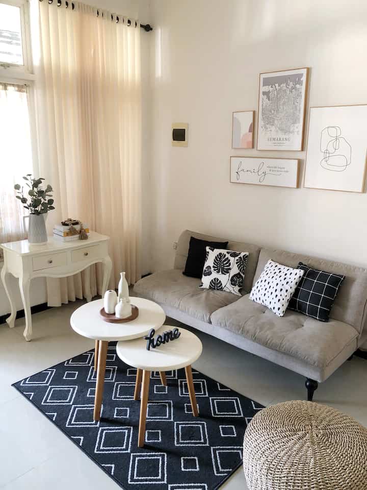 Sama seperti ukuran perabot rumah, pernik dekorasi pun tetap harus memperhatikan ukuran ruangan supaya pas dan tidak berkesan sempit 
Di ruang tamu ini biasanya pernik dekorasi diletakkan di meja ruang tamu dan meja konsol juga dinding hanya 2 sisi saja yang ada hiasan dindingnya
Bbrp vas kecil sengaja diletakkan di tray kayu bulat supaya terlihat lebih solid
Pajangan tulisan home yang mempertegas kesan homey ruangan 
Bbrp tumpuk buku yang diatasnya terdapat beads garland 
Lalu vas ceramic dengan daun eucalyptus
Semua ornamen dekorasi sengaja dipilih warna yang natural supaya lebih fleksibel jika ditempatkan di ruangan lain 


#smalldecorations
#hiasanrumah
#pernakpernikruangan
#decorationsinspo
#dekorasiruangtamu
#ruangtamu
#hauz191
#rumahdualantai
#semarang
#ruangtamucantik
#dekorasirumah