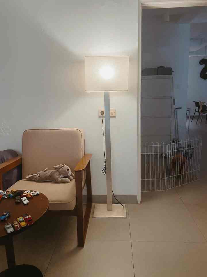 Situasi di malam hari, uda pasti biasanya banyak lampu yang uda dimatiin, remang-remang dan agak berantakan. Hahah. Wajib lampunya warm white atau agak kuning sekalian kalau malam :”) Buat istirahatin mata dan jiwa. 

#NightVibes #LightingIdeas #LightingInspiration #minimalist #livingwithkids #rumahdijakarta #rumahsiagabanjir